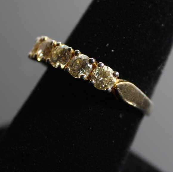 beautiful gold tone ring with 5 CZ stones - Picture 3 of 10